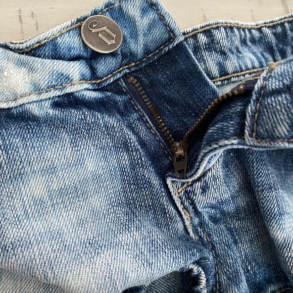 Low rise jean shorts. Size 5 - Picture 6 of 8